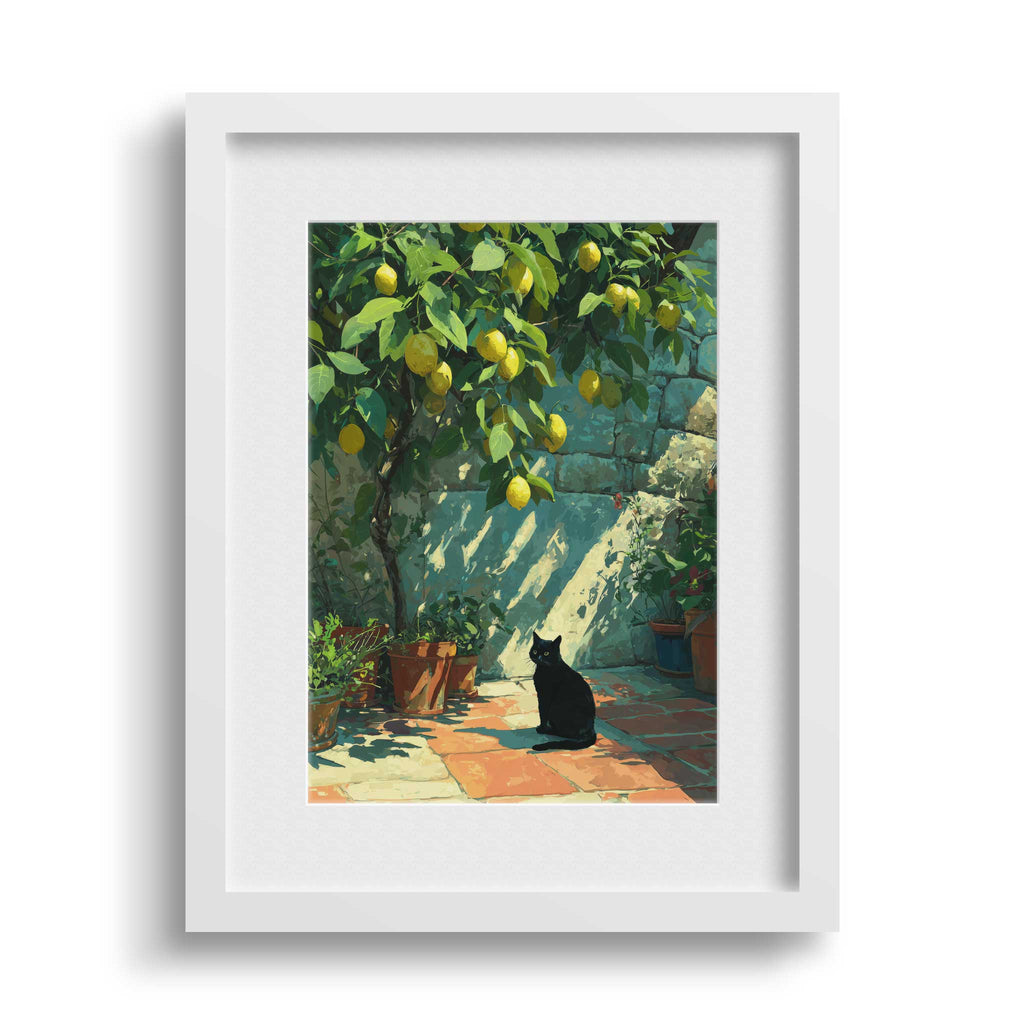 Dekorationsbeispiel des Zitronenbaum-Kunstdrucks mit Katze, stilvoll präsentiert in einem modernen weißen Bilderrahmen an einer strukturierten hellen Wand.