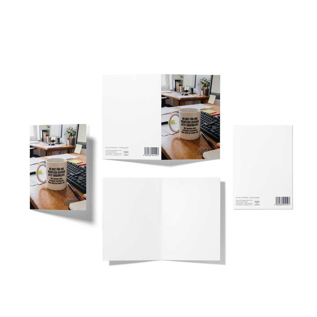 Mehrteilige Produktansicht der lustigen Abschiedskarte: Zeigt das detailreiche Schreibtisch-Motiv, die komplett unbedruckte weiße Innenseite und die Rückseite mit der Artikelnummer FK-RUR-06 und dem EAN-Barcode.