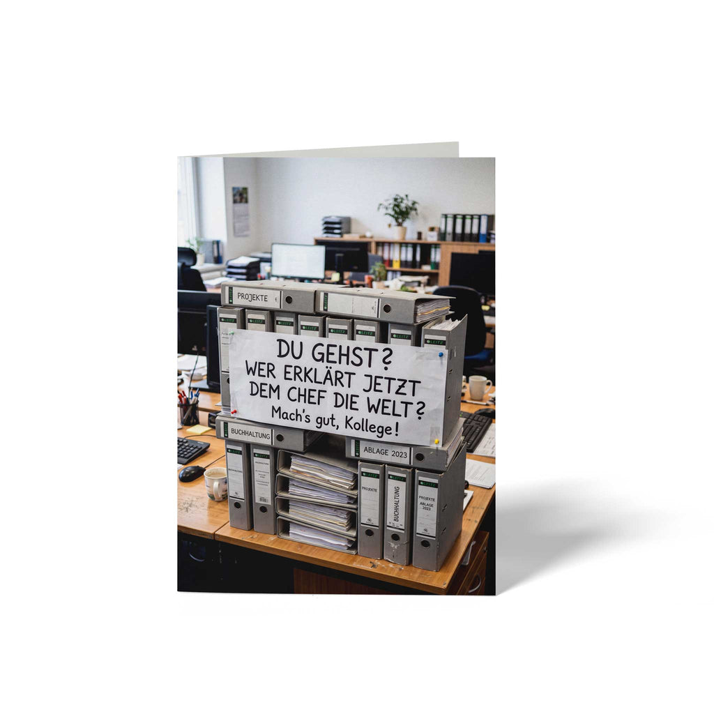 Vorderseite der geschlossenen A6 Abschiedskarte von GHG Supplies. Ein großer Stapel Aktenordner im Büro mit einem Zettel und dem lustigen Spruch Du gehst? Wer erklärt jetzt dem Chef die Welt? Mach's gut, Kollege!.