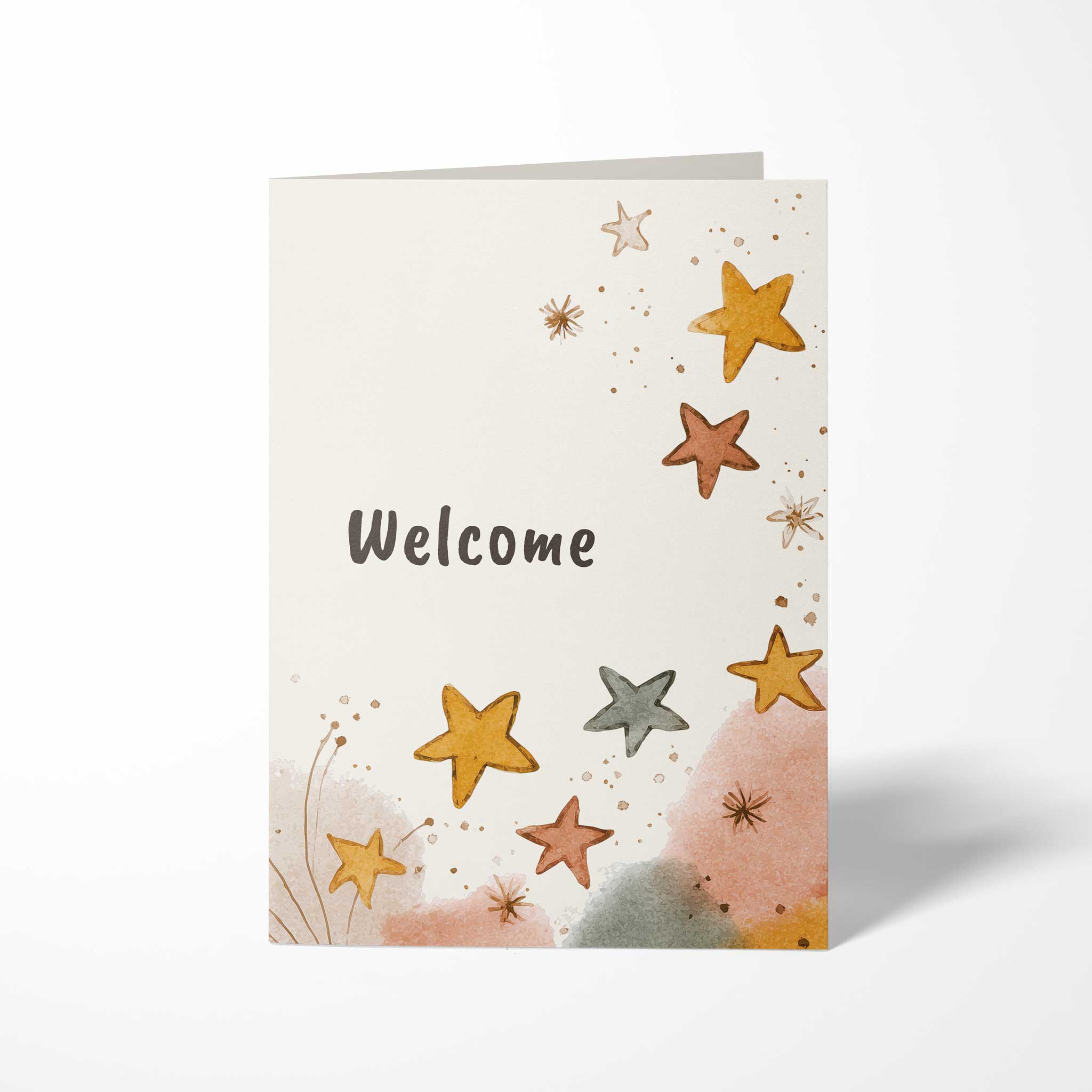 Vorderansicht der hochkant gefalteten B6 Babykarte im Boho-Stil mit Aquarell-Sternen in Senfgelb und Terrakotta sowie dem dunklen Schriftzug Welcome.