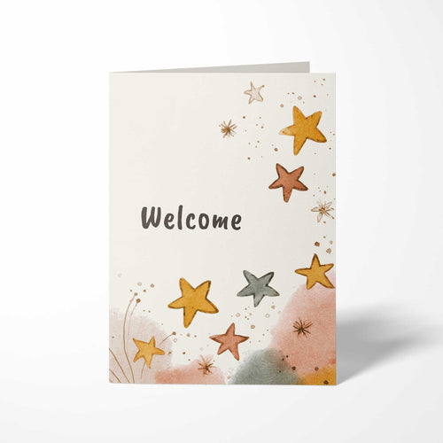 Vorderansicht der hochkant gefalteten B6 Babykarte im Boho-Stil mit Aquarell-Sternen in Senfgelb und Terrakotta sowie dem dunklen Schriftzug Welcome.