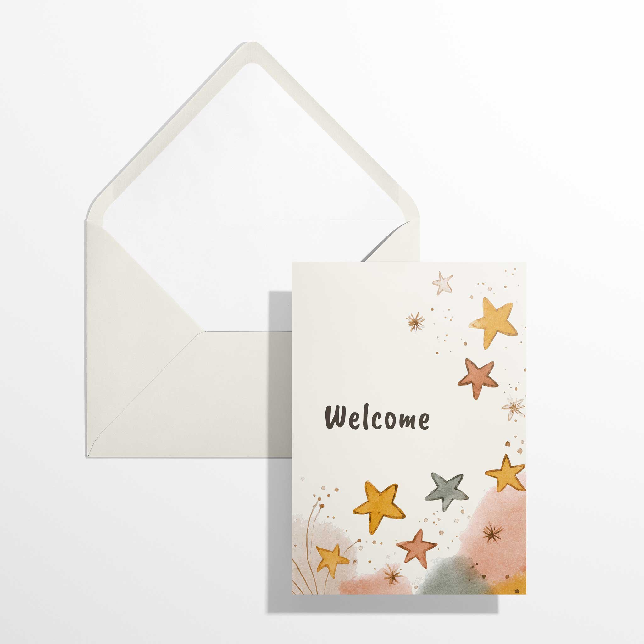 Moderne Boho-Babykarte Welcome im Format B6 flach liegend neben dem geöffneten, naturweißen Premium-Briefumschlag mit klassisch spitzer Verschlussklappe.