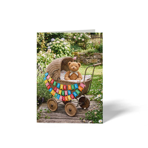 Vorderseite der geschlossenen A6 Dankeskarte von GHG Supplies. Ein Teddybär sitzt in einem Vintage-Kinderwagen im Garten mit einer bunten Wimpelkette Danke für die süßen Willkommensgrüße!.