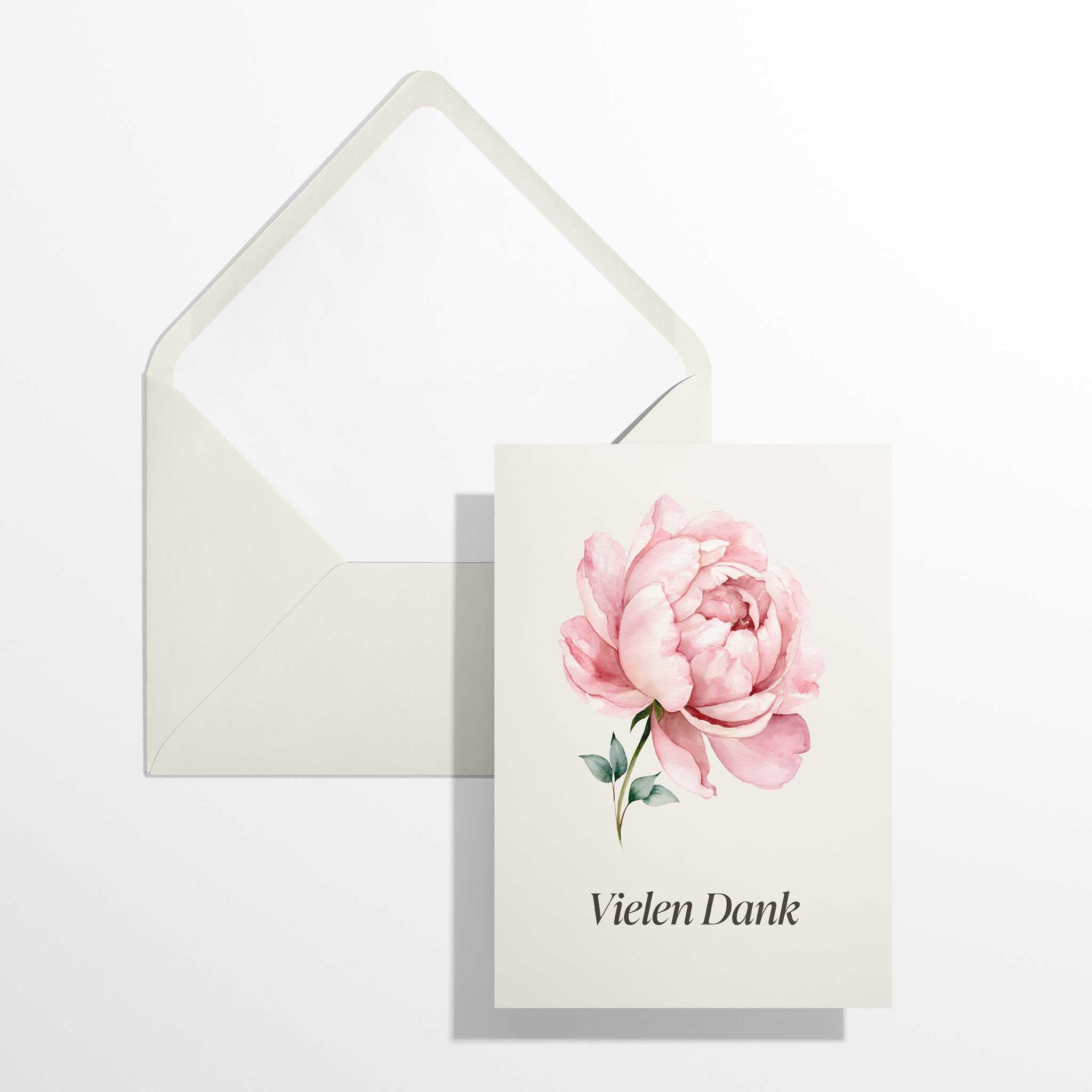 Florale Dankeskarte Aquarell-Blume im Format B6 flach liegend neben dem geöffneten, naturweißen Premium-Briefumschlag mit klassisch spitzer Verschlussklappe.