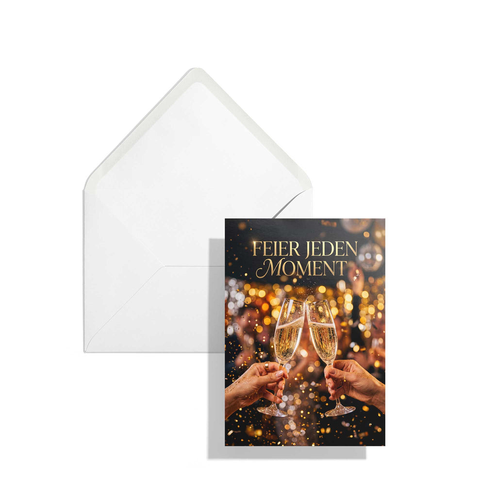 Die hochformatige Klappkarte zum Geburtstag liegt leicht versetzt auf einem passenden, klassischen weißen Briefumschlag vor rein weißem Hintergrund.