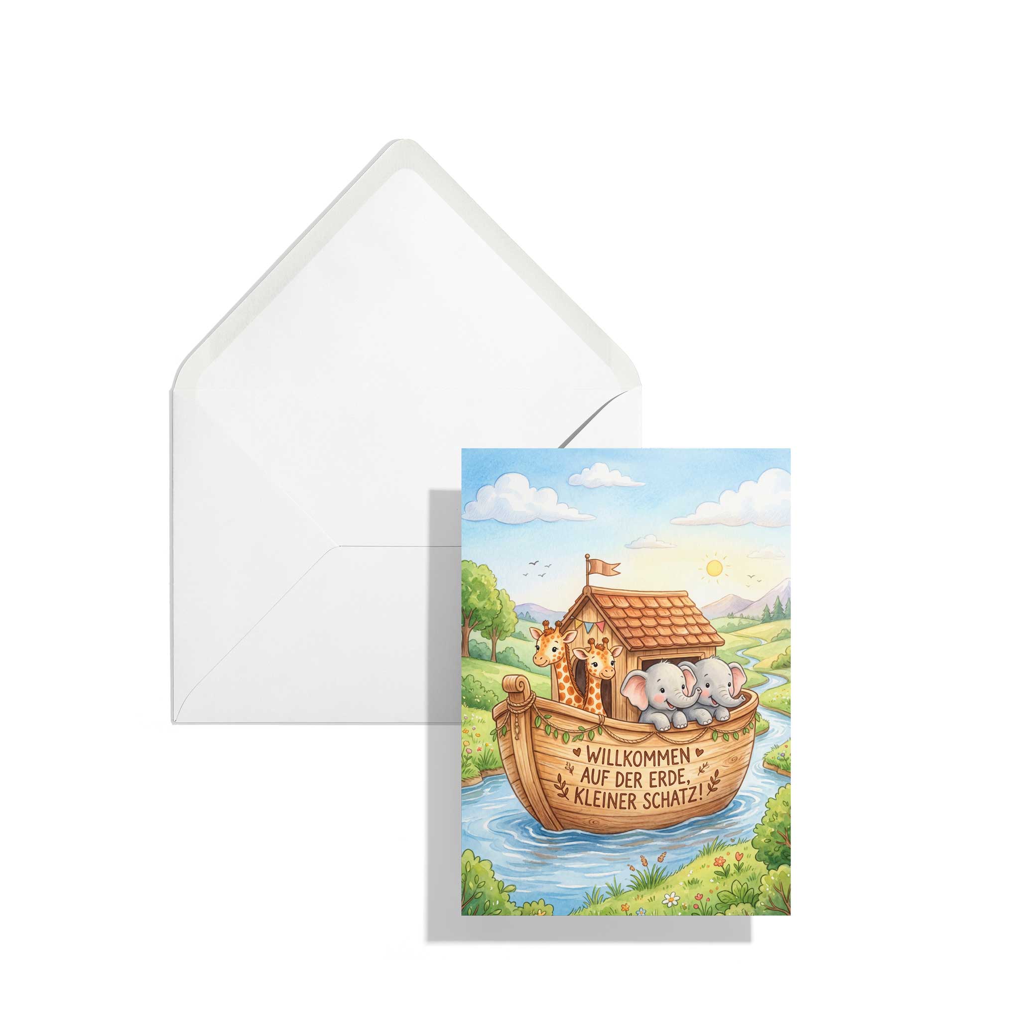 Die hochformatige Faltkarte zur Geburt mit dem Arche-Noah-Motiv liegt leicht versetzt auf einem passenden, klassischen weißen Briefumschlag vor rein weißem Hintergrund.