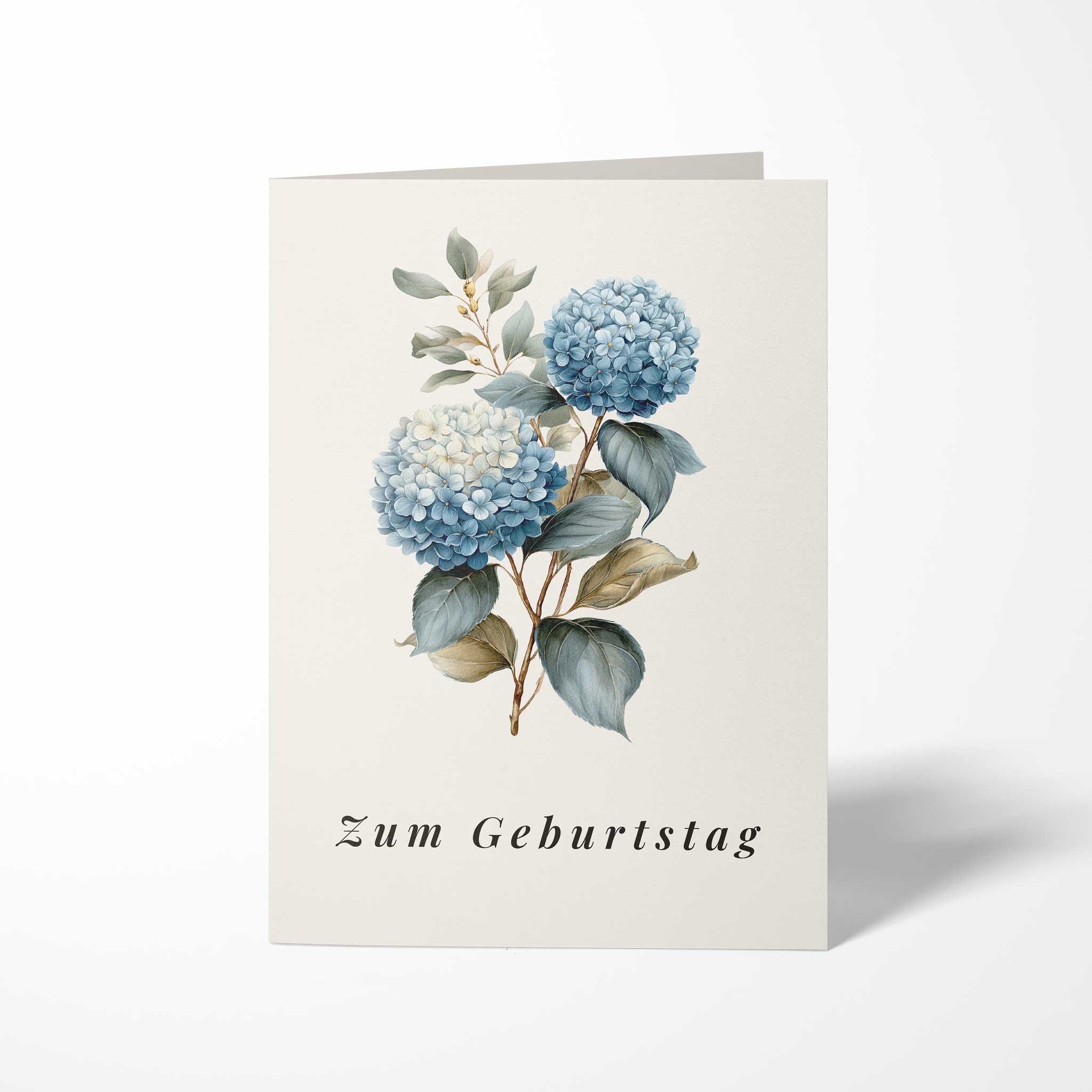 Vorderansicht der hochkant gefalteten B6 Geburtstagskarte mit einer klassischen botanischen Illustration zweier blauer Hortensienblüten und dem kursiven Schriftzug Zum Geburtstag.