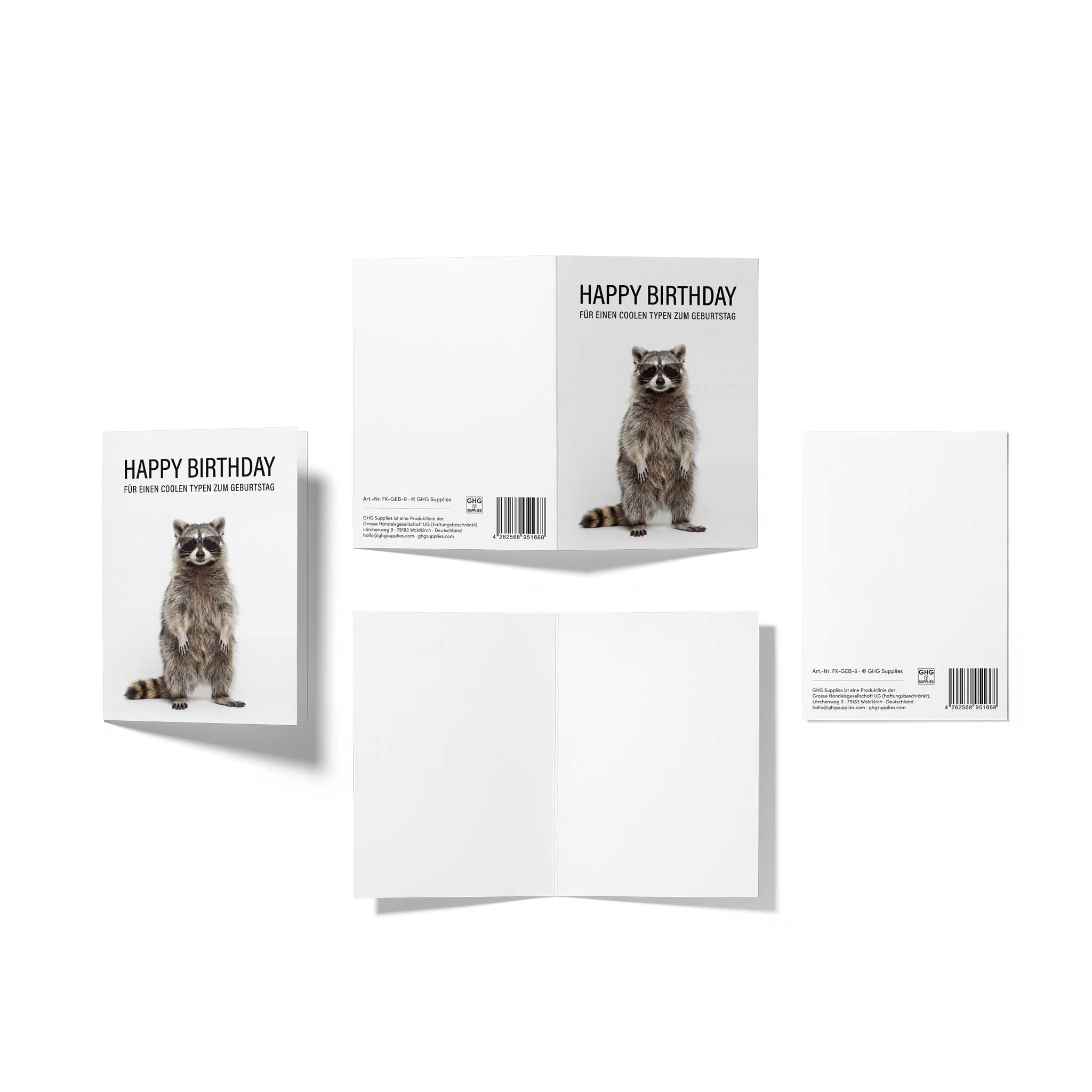 Drei Ansichten der GHG Supplies Waschbär-Geburtstagskarte zur Produktpräsentation: Links die leicht geöffnete Karte in der Dreiviertelansicht, in der Mitte die komplett flach aufgeklappte Karte mit der Motiv-Vorderseite und der weißen Rückseite samt Barcode, und unten die vollständig weiße, unbedruckte Innenseite für persönliche Grüße.