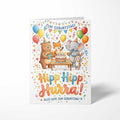 Vorderansicht der B6 Kindergeburtstagskarte mit bunten Illustrationen von Bär, Fuchs, Elefant und Hase um eine Geburtstagstorte sowie dem Schriftzug Hipp Hipp Hurra.