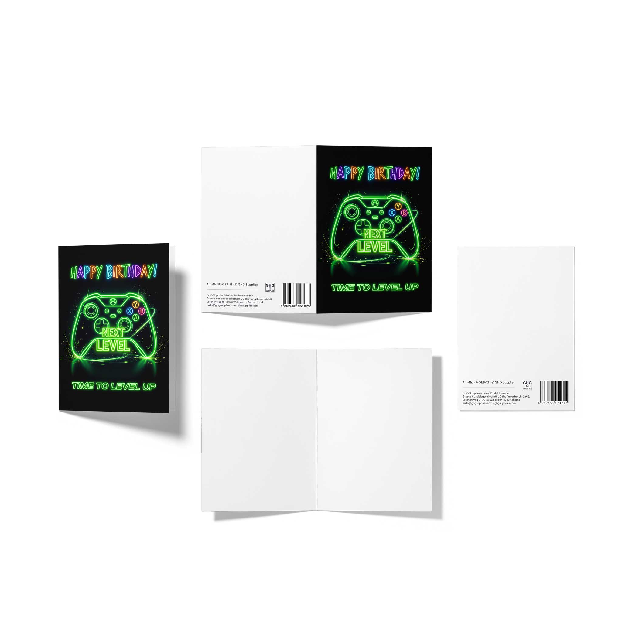 Drei Ansichten der GHG Supplies Gaming-Geburtstagskarte zur Produktpräsentation: Links die leicht geöffnete Faltkarte in der Dreiviertelansicht, in der Mitte die komplett flach ausgebreitete Karte mit der dunklen Neon-Vorderseite und der weißen Rückseite samt Barcode und Artikelnummer (Art.-Nr. FK-GEB-13), sowie unten die geöffnete, vollständig weiße und unbedruckte Innenseite für persönliche Grüße.