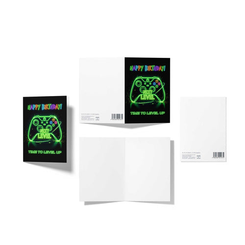 Mehrteilige Produktansicht der Gaming-Klappkarte: Gezeigt werden die detailreiche Vorderseite im Neon-Stil, die unbedruckte weiße Innenseite und die Rückseite mit der Artikelnummer FK-GEB-13 und Herstellerdaten.