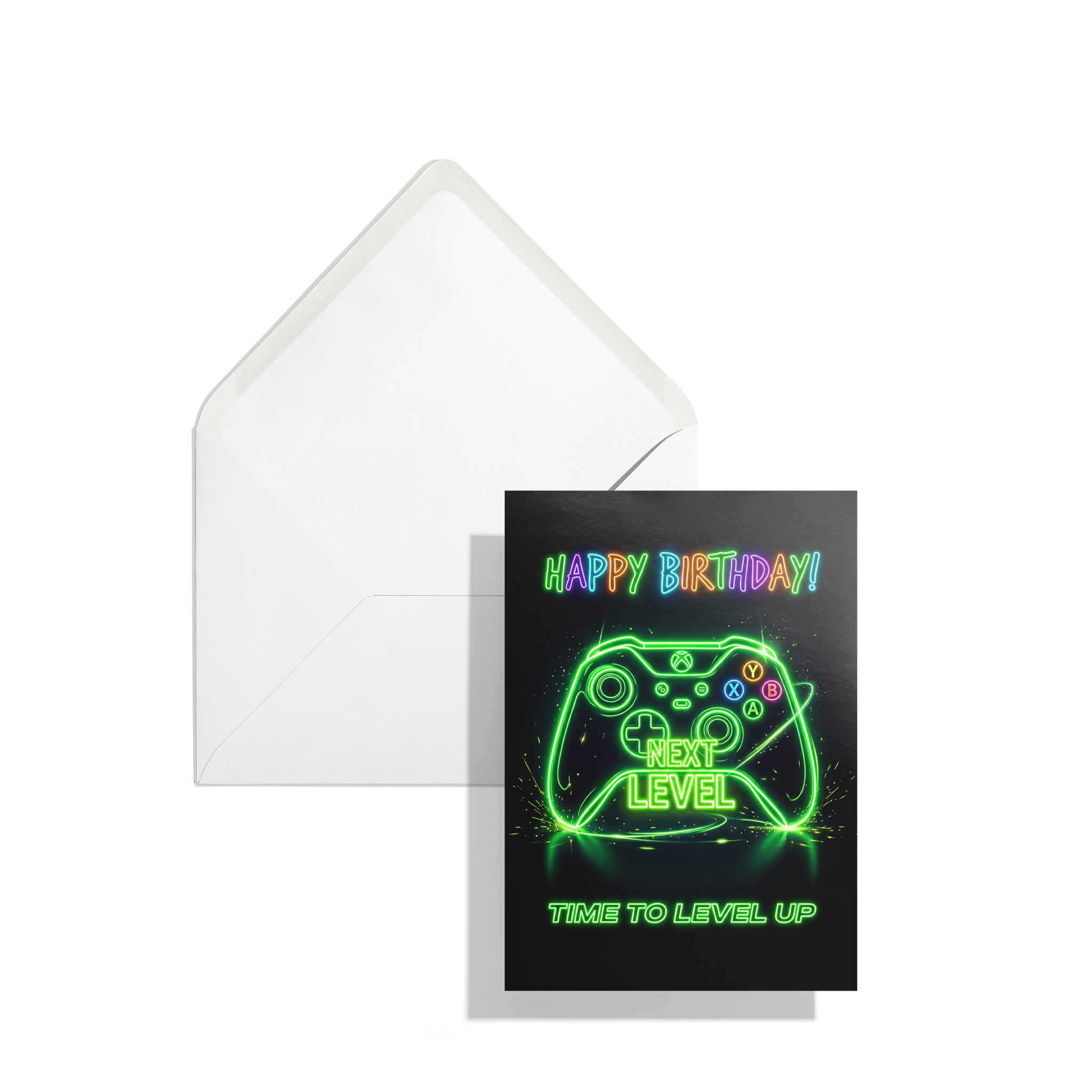 Draufsicht auf das Produktset im Hochformat: Die geschlossene Geburtstagskarte mit dem intensiv leuchtenden Neon-Controller-Motiv liegt leicht versetzt auf einem geöffneten, eleganten Briefumschlag in Naturweiß, der eine klassisch spitz zulaufende Verschlussklappe aufweist.