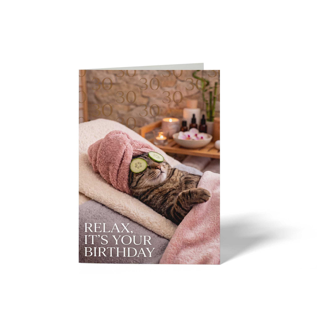 Vorderseite der geschlossenen A6 Faltkarte zum 30. Geburtstag von GHG Supplies. Eine Katze entspannt mit Gurkenscheiben auf den Augen im Spa unter dem Text RELAX, IT'S YOUR BIRTHDAY und einem dezenten 30er-Muster.