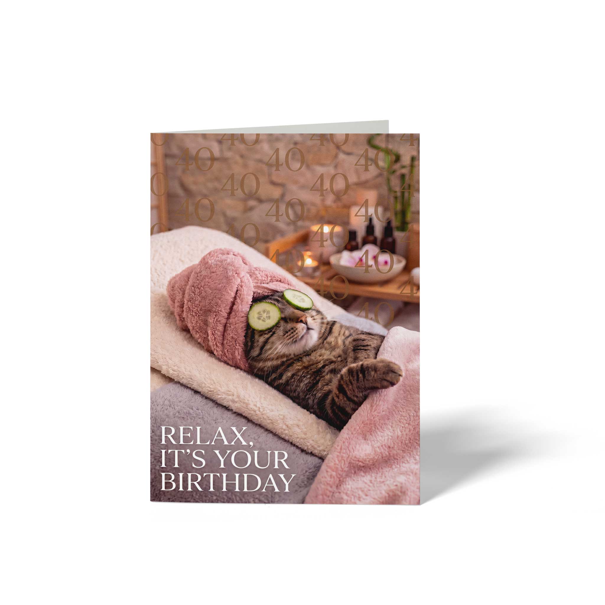 Vorderseite der geschlossenen Variante zum 40. Geburtstag. Das Motiv zeigt die relaxende Spa-Katze mit Gurkenmaske und ein feines, transparentes Zahlenmuster der 40 im Hintergrund.