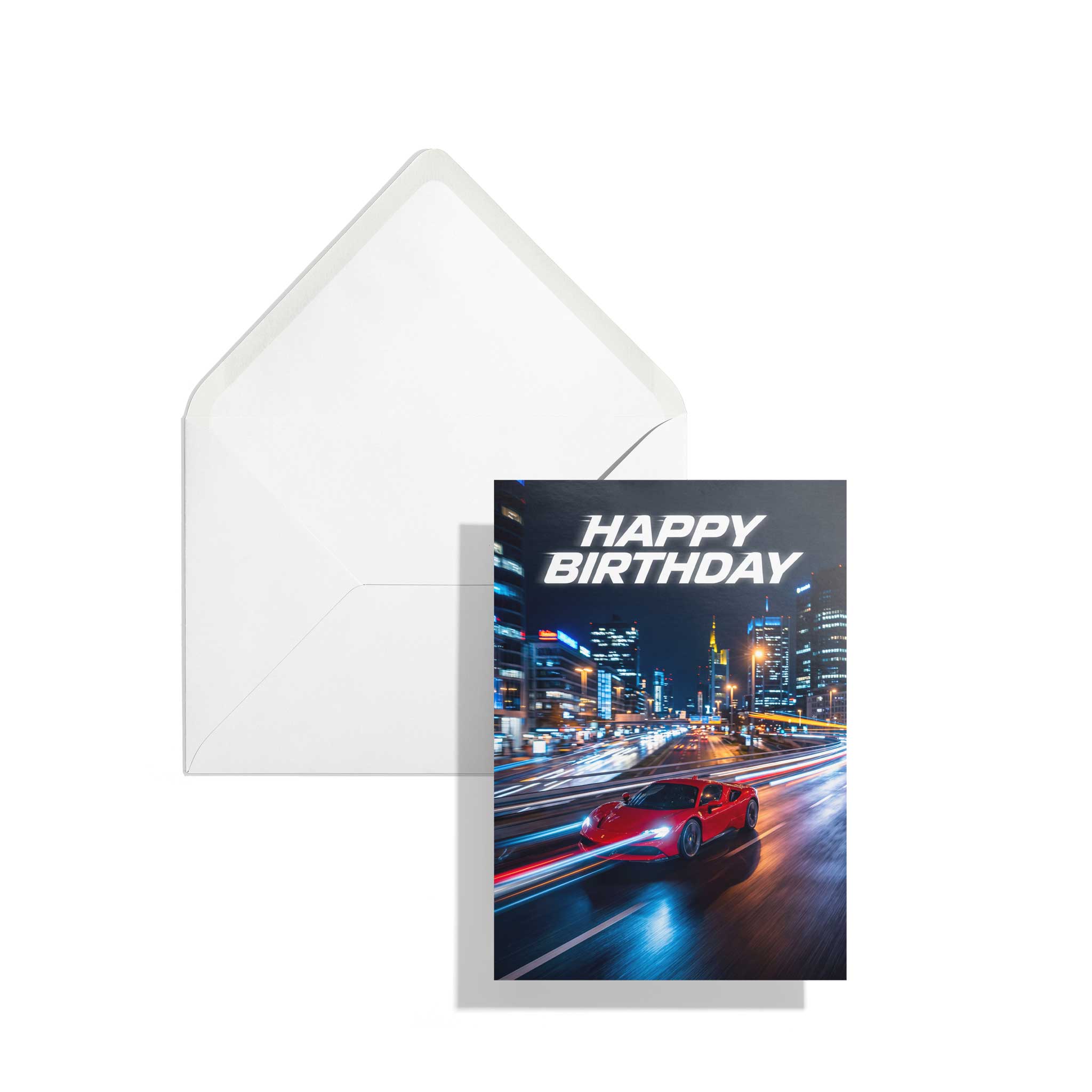 Die hochformatige Klappkarte zum Geburtstag mit dem roten Rennwagen liegt leicht versetzt auf einem passenden, klassischen weißen Briefumschlag vor rein weißem Hintergrund.