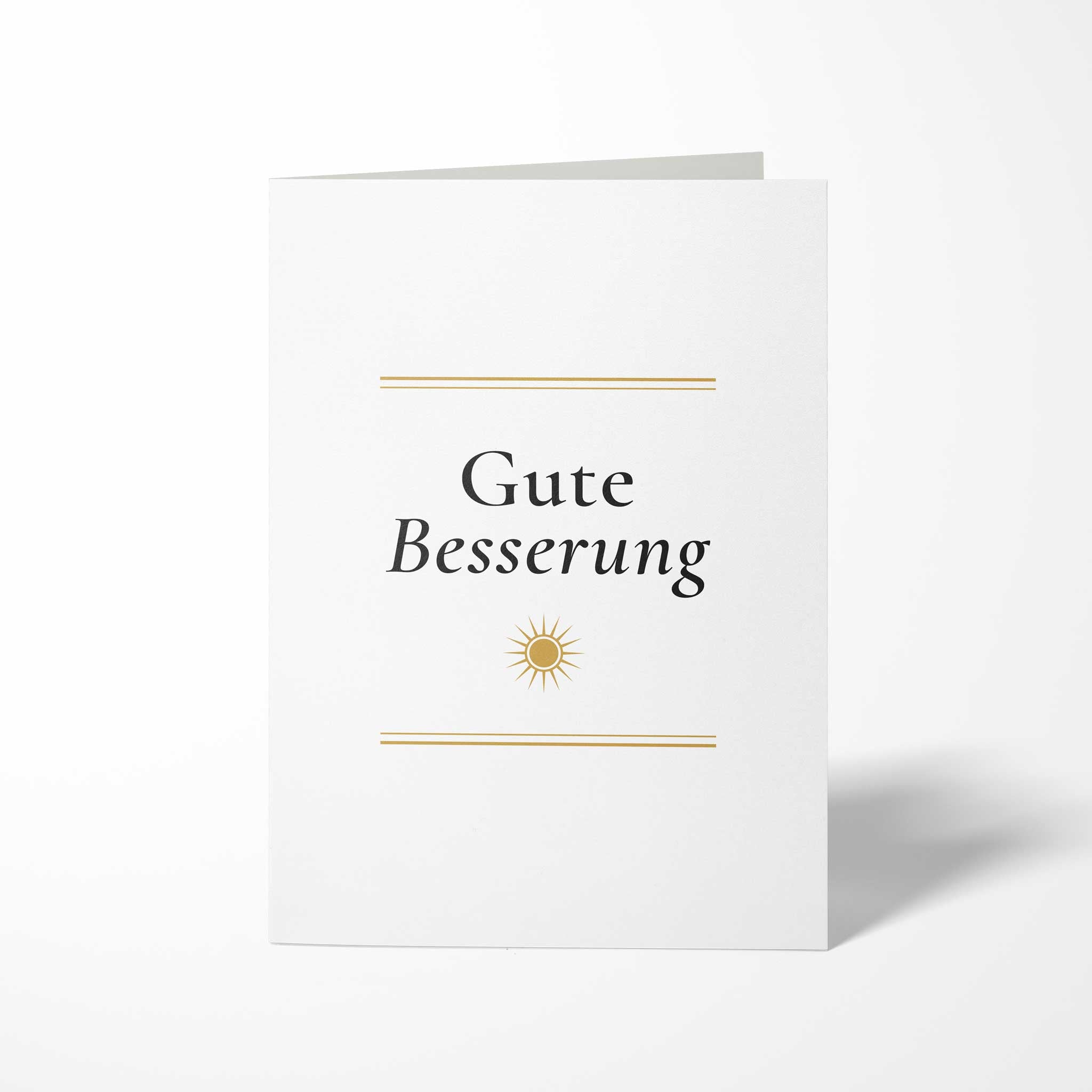 Vorderansicht der hochkant gefalteten B6 Genesungskarte mit dem Schriftzug Gute Besserung, einer stilisierten goldenen Sonne und feinen doppelten Goldlinien.