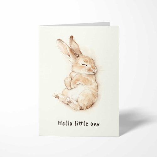 Vorderansicht der hochkant gefalteten B6 Babykarte mit einem niedlichen, schlafenden Aquarell-Hasen in Beigetönen und dem dunklen Schriftzug Hello little one.