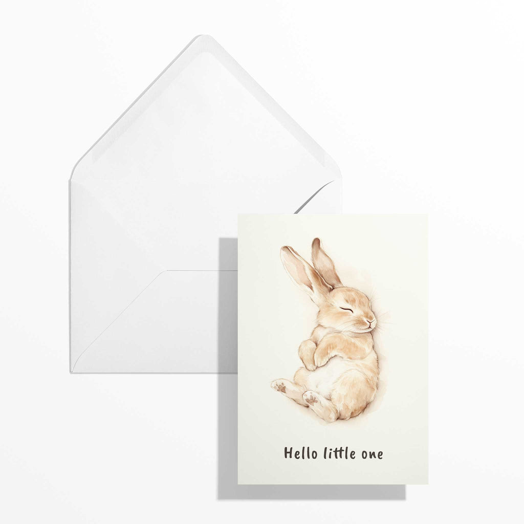 Niedliche Babykarte mit Aquarell-Hase im Format B6 flach liegend neben dem geöffneten, naturweißen Premium-Briefumschlag mit klassisch spitzer Verschlussklappe.