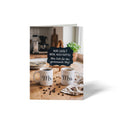 Vorderseite der geschlossenen A6 Hochzeitskarte von GHG Supplies. Gezeigt werden zwei Kaffeetassen mit der Aufschrift Mr. und Mrs. vor einer kleinen Tafel mit dem Spruch Nur Liebe? Nein, auch Kaffee. Alles Gute für den gemeinsamen Weg!.