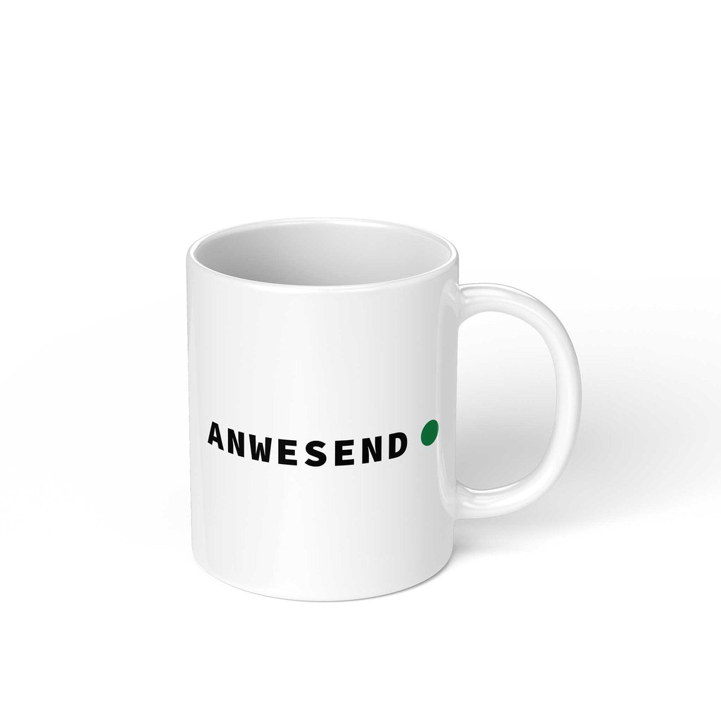 Vorderansicht der weißen, glänzenden Home Office Tasse von GHG Supplies vor rein weißem Hintergrund. Abgebildet ist der schwarze Schriftzug ANWESEND mit einem leuchtend grünen Online-Punkt.