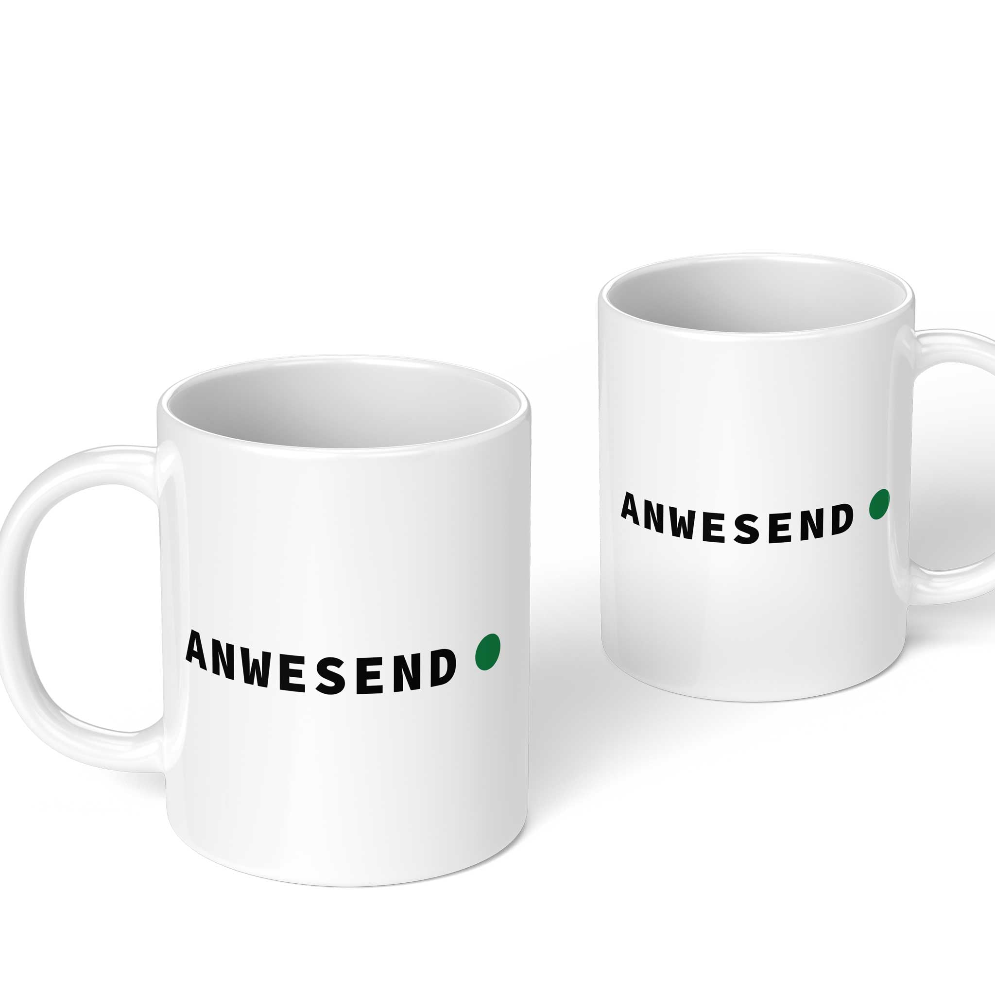 Produktansicht der Teams-Status-Tasse aus zwei verschiedenen Winkeln: Zeigt das saubere Design mit dem Text ANWESEND und grünem Punkt einmal von vorne und einmal leicht gedreht mit Blick auf den C-Henkel.