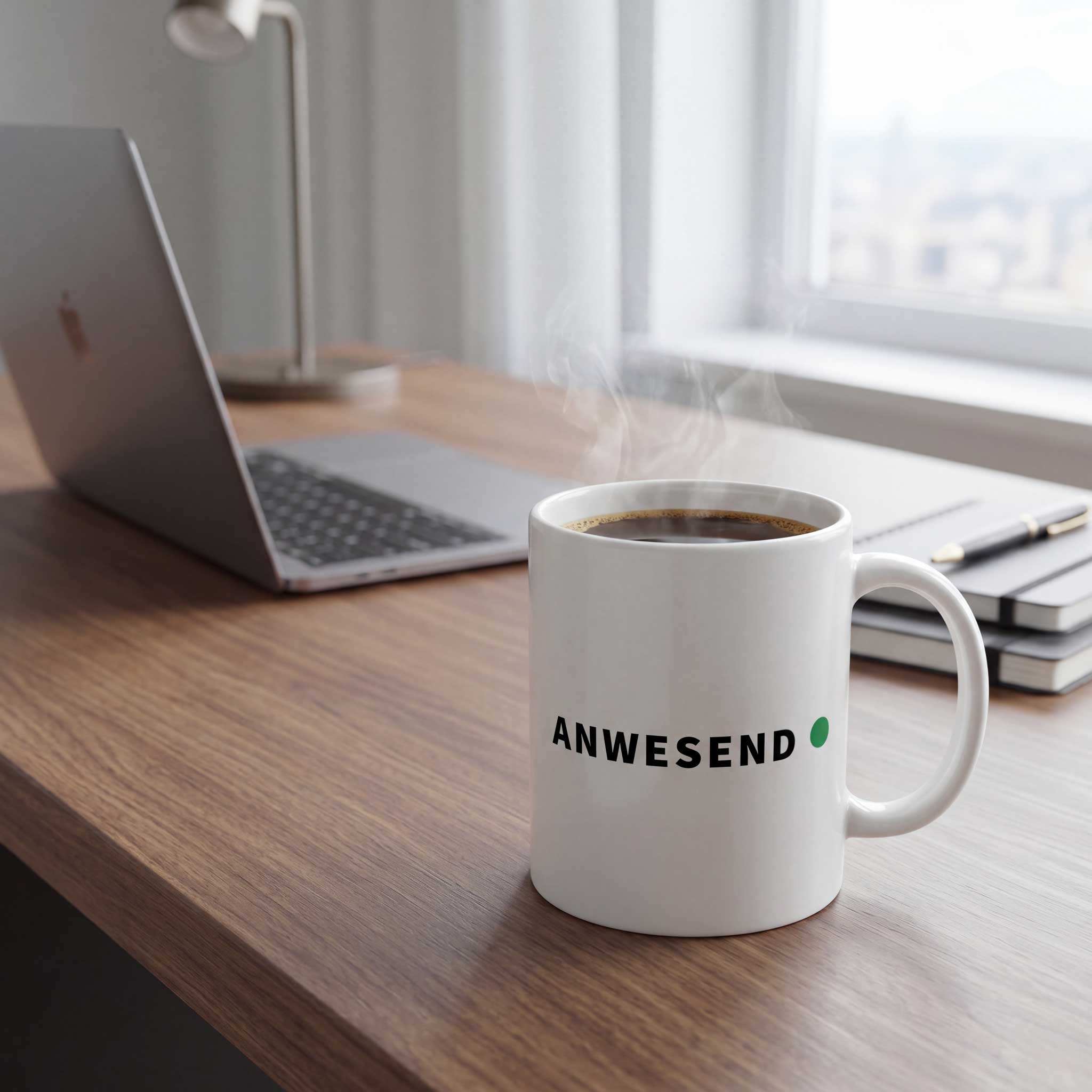 Die Home-Office-Tasse befüllt mit dampfendem, heißem Kaffee steht im stimmungsvollen Fokus auf einem hölzernen Schreibtisch neben einem aufgeklappten Laptop und geschäftlichen Notizbüchern.
