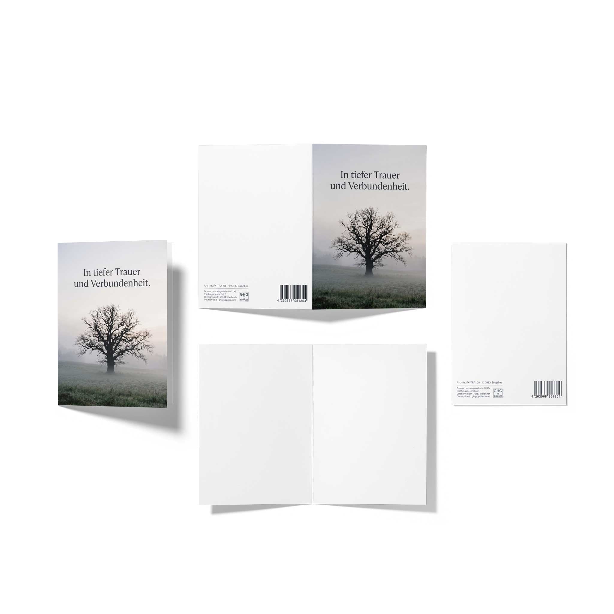 Produktansicht der Kondolenzkarte aus verschiedenen Winkeln: Zeigt das stilvolle Baum-Motiv, die blanko weiße Innenseite und die Rückseite mit Barcode FK-TRA-05.