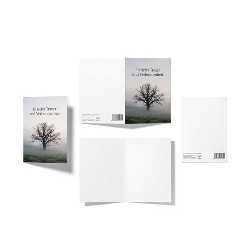 Produktansicht der Kondolenzkarte aus verschiedenen Winkeln: Zeigt das stilvolle Baum-Motiv, die blanko weiße Innenseite und die Rückseite mit Barcode FK-TRA-05.