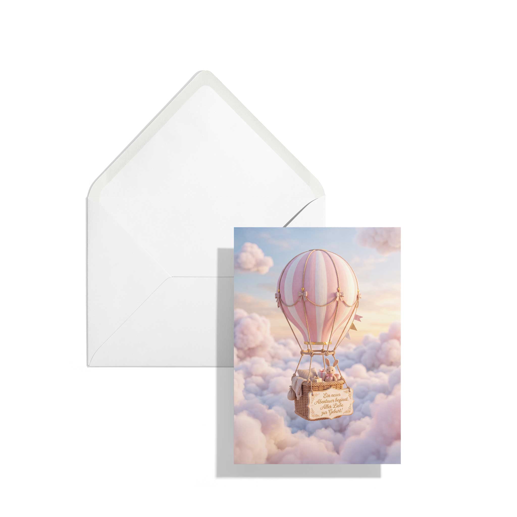 Die hochformatige Faltkarte zur Geburt mit dem Heißluftballon-Motiv liegt leicht versetzt auf einem passenden, klassischen weißen Briefumschlag vor rein weißem Hintergrund.