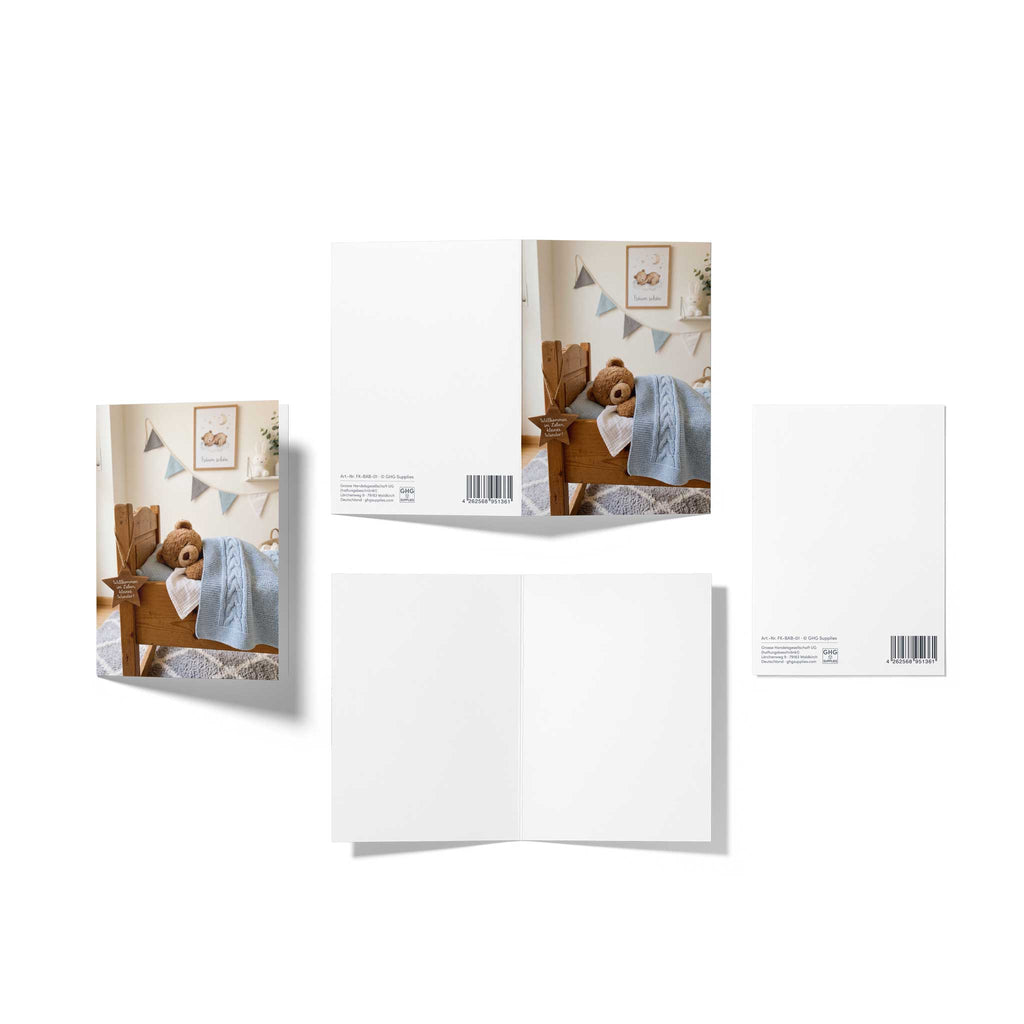 Mehrteilige Produktansicht der Baby-Klappkarte: Zeigt die detailreiche Vorderseite mit Teddy-Motiv, die komplett unbedruckte weiße Innenseite und die Rückseite mit dem EAN-Barcode und der Artikelnummer FK-BAB-01.