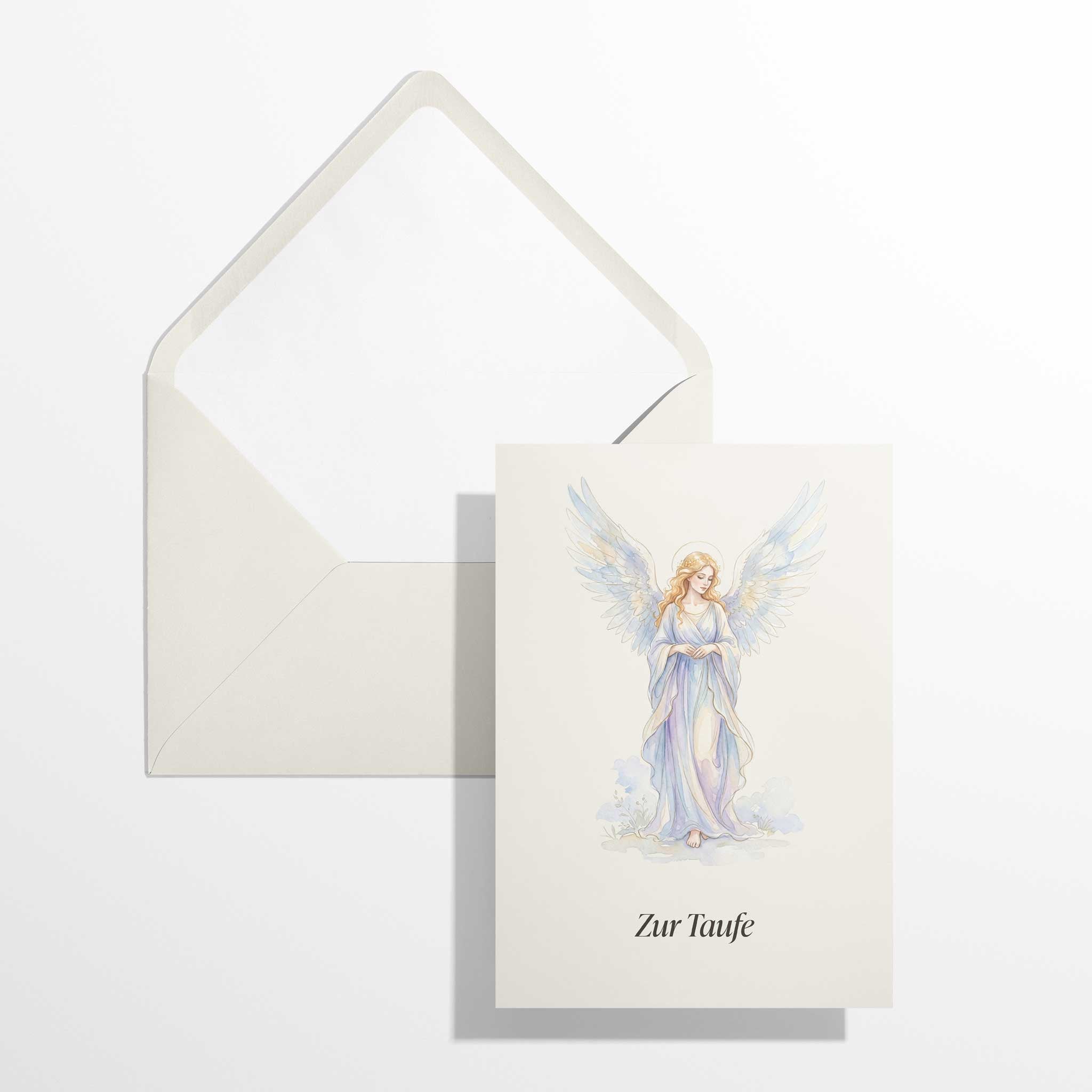 Christliche Taufkarte mit Aquarell-Engel im Format B6 flach liegend neben dem geöffneten, naturweißen Premium-Briefumschlag mit klassisch spitzer Verschlussklappe.