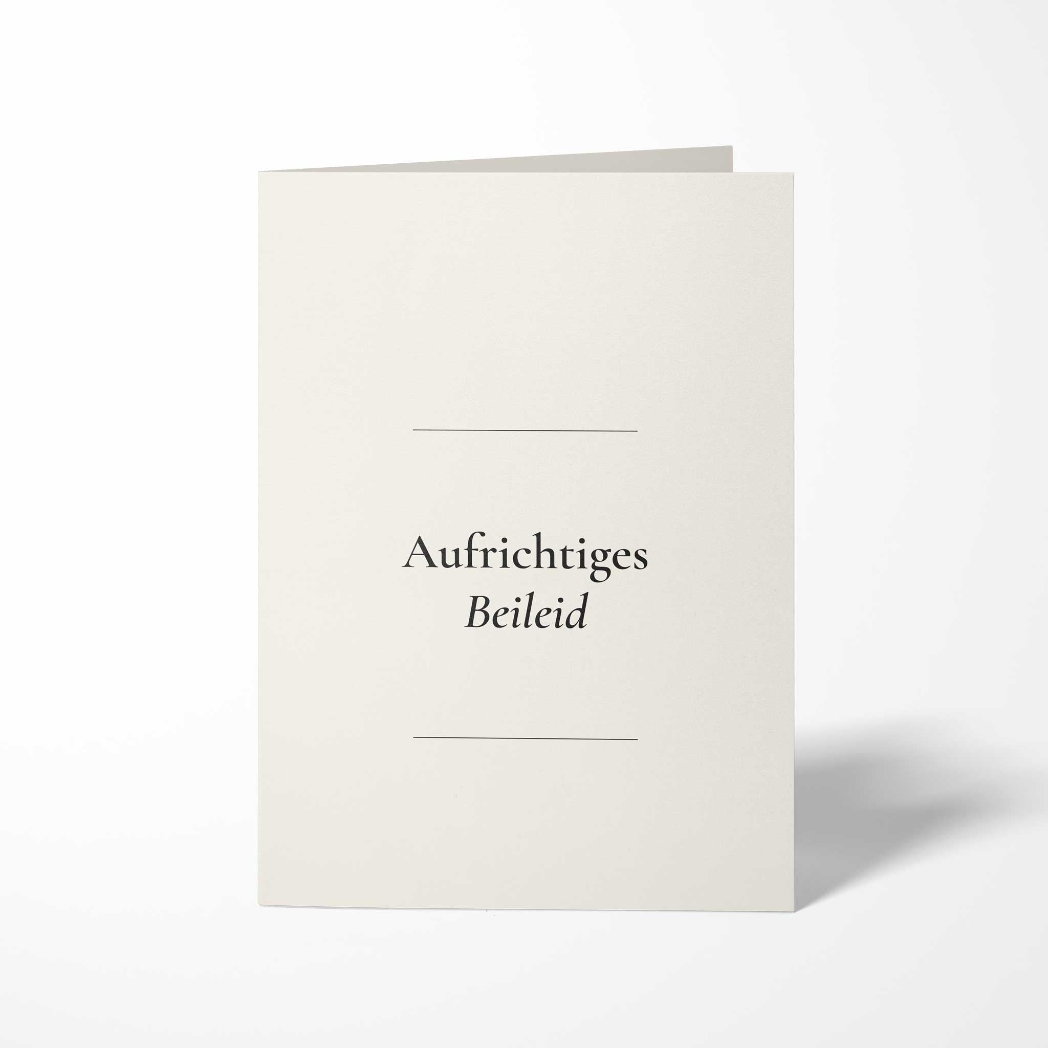 Vorderansicht der hochkant gefalteten, naturweißen B6 Trauerkarte mit dem feinen Schriftzug Aufrichtiges Beileid, eingerahmt von zwei dünnen horizontalen Linien.