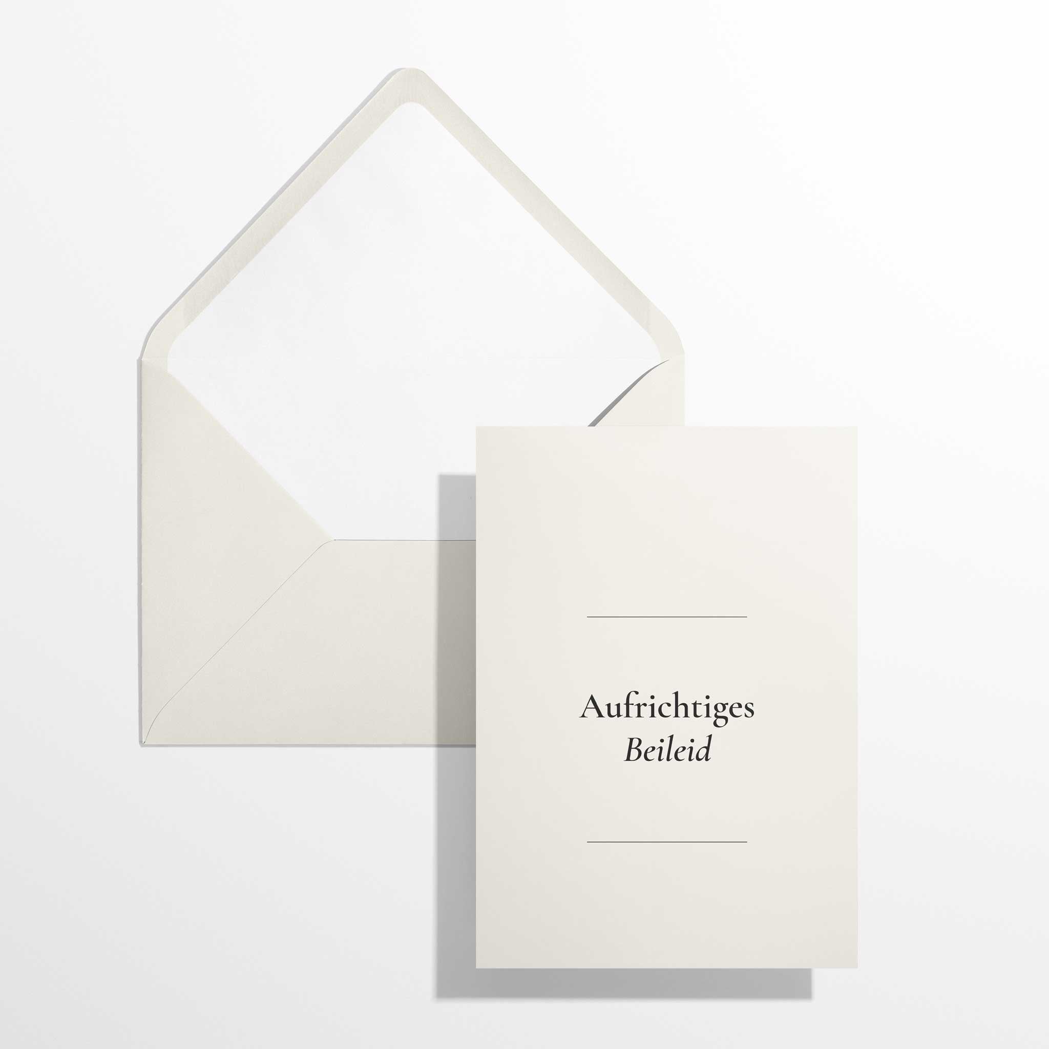 Minimalistische Trauerkarte Aufrichtiges Beileid im Format B6 flach liegend neben dem geöffneten, naturweißen Premium-Briefumschlag mit klassisch spitzer Verschlussklappe.
